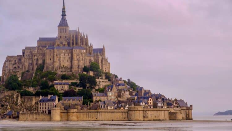 Vue du Mont-Saint-Michel et de son abbaye au-dessus de la baie, en Normandie.