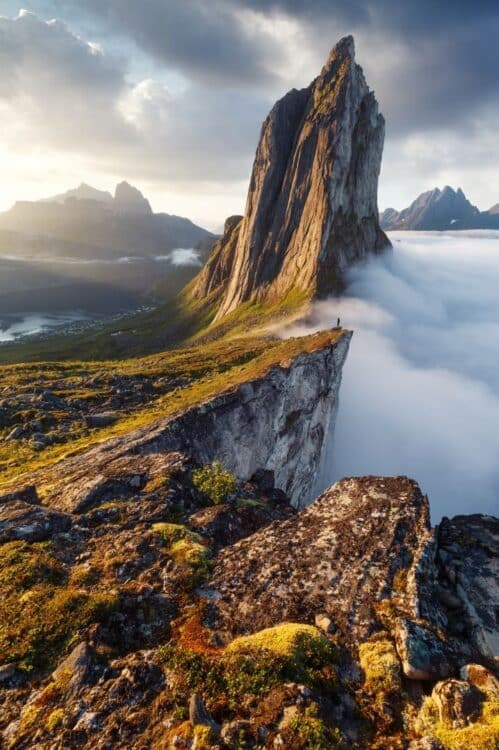 Vue sur le mont Segla et les montagnes de l’île de Senja, en Norvège.