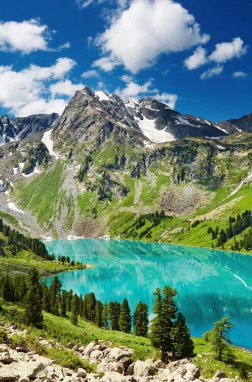 Lac de montagne turquoise dans le massif de l’Altaï en Mongolie.