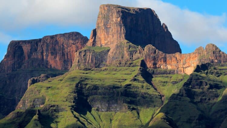 Falaises et montagnes du Drakensberg en Afrique du Sud.