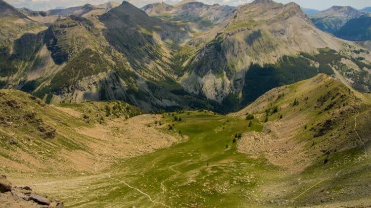 Paysage montagneux du parc national du Mercantour dans les Alpes du Sud.