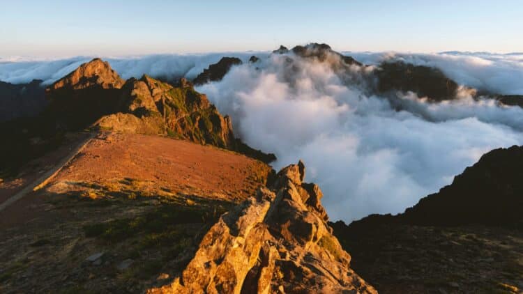 Crêtes montagneuses de Madère émergeant au-dessus d’une mer de nuages.