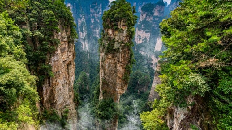 Piliers rocheux couverts de végétation dans les montagnes de Zhangjiajie, en Chine.