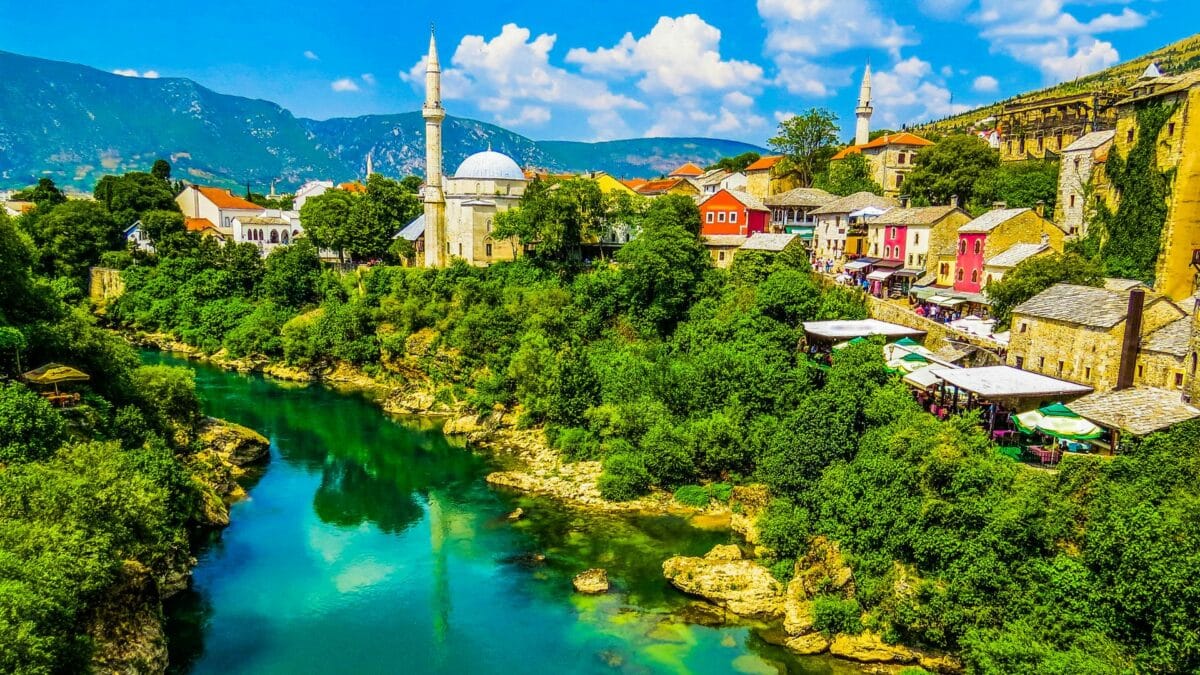 Vue panoramique de Mostar en Bosnie-Herzégovine avec la rivière Neretva, les maisons traditionnelles et les minarets de la vieille ville.