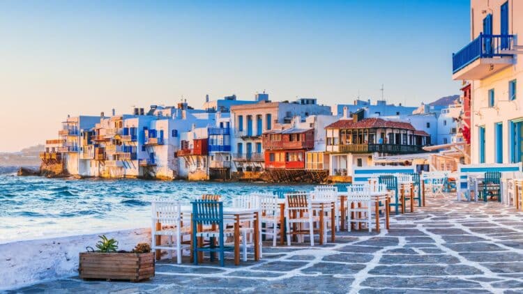 Maisons colorées de la Petite Venise à Mykonos en Grèce.