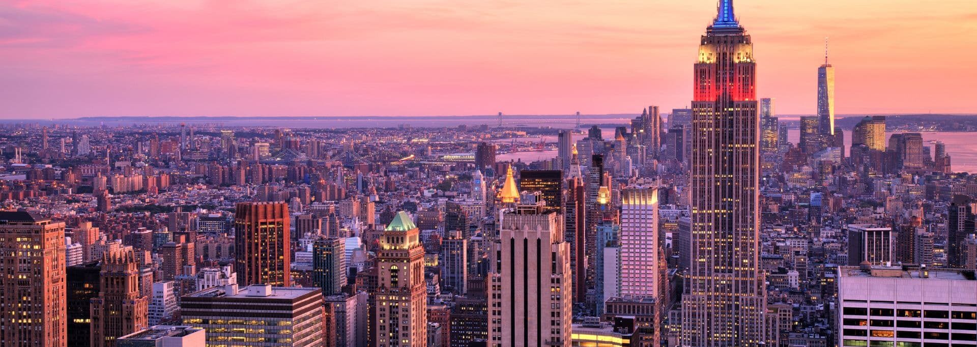 Vue panoramique de Manhattan au coucher du soleil avec l’Empire State Building à New York.
