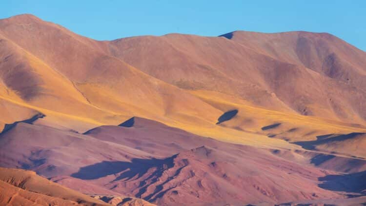 Reliefs colorés du nord-ouest argentin dans un paysage désertique de haute altitude.
