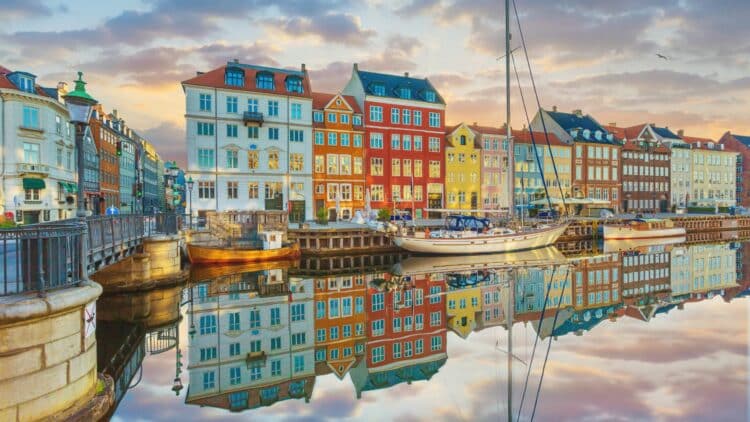 Maisons colorées et bateaux sur le canal de Nyhavn à Copenhague, au Danemark.