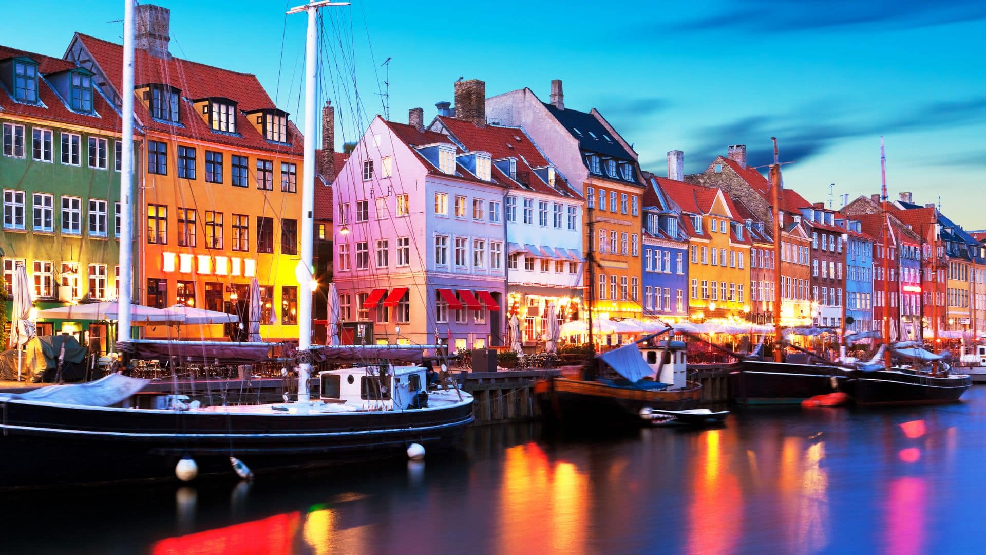 Maisons colorées et bateaux dans le port de Nyhavn à Copenhague au Danemark.
