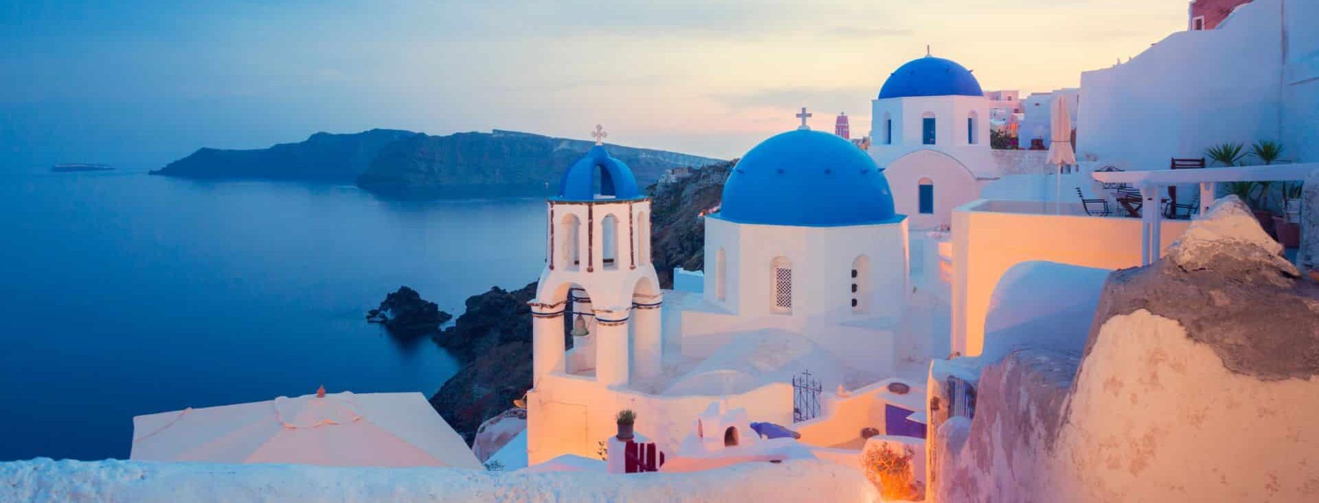 Coupoles bleues et maisons blanches du village d’Oia à Santorin.