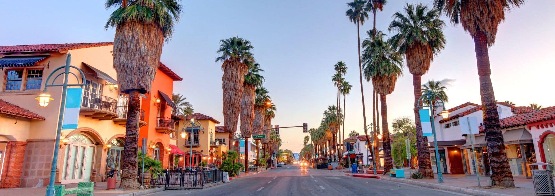 Avenue bordée de palmiers dans le centre-ville de Palm Springs en Californie.