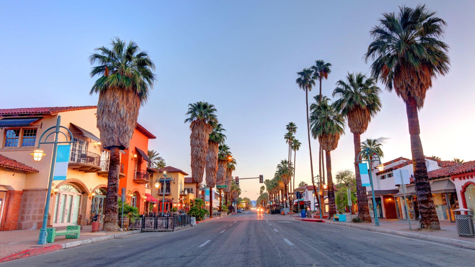 Avenue bordée de palmiers dans le centre-ville de Palm Springs en Californie.