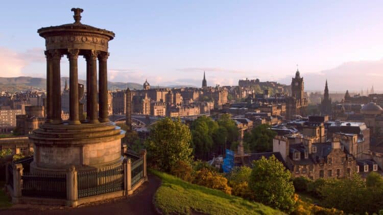 Vue panoramique sur Édimbourg depuis Calton Hill en Écosse.