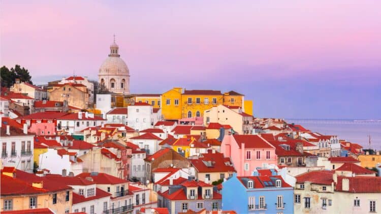 Vue sur les toits colorés du quartier de l'Alfama à Lisbonne.