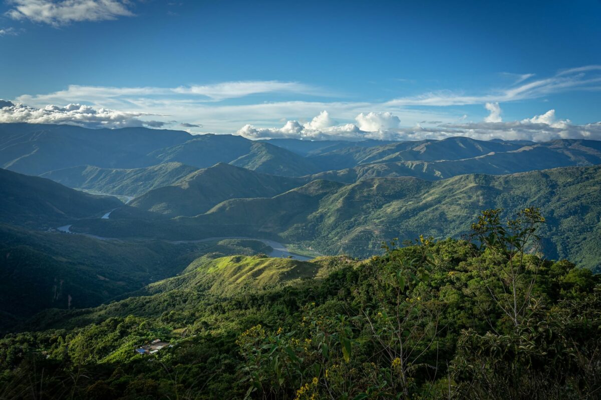 Panorama sur les montagnes, vallées et forêts tropicales du nord du Pérou
