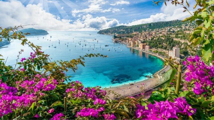 Vue panoramique sur la Côte d’Azur et la baie aux eaux turquoise.