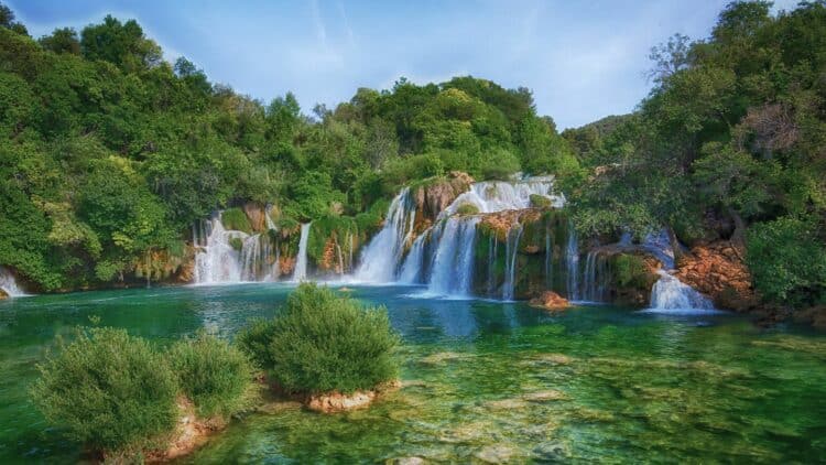 Cascades et bassins naturels dans le parc national de Krka en Croatie.