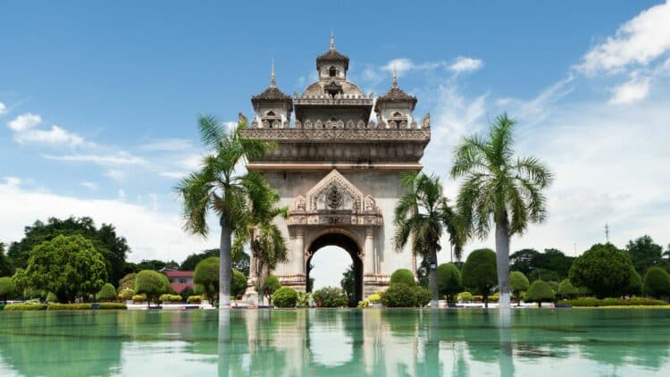 Monument Patuxai entouré de palmiers à Vientiane, au Laos.