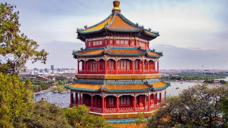 Pavillon traditionnel chinois dominant Pékin depuis la colline du Charbon.