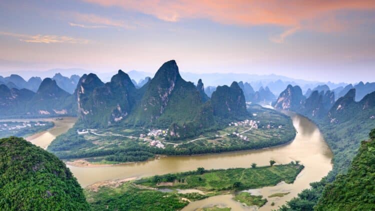 Montagnes karstiques et rivière Li dans la région de Guilin, en Chine.