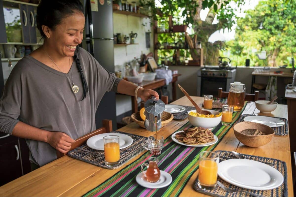 Marycielo préparant un petit-déjeuner composé de produits locaux au Pérou