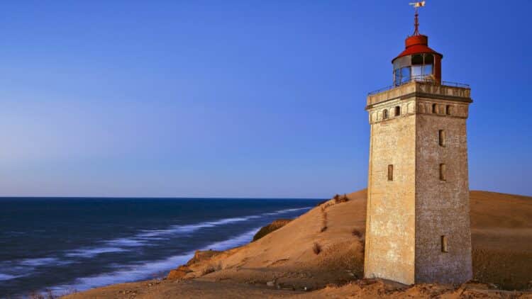 Phare sur les dunes de la côte du Jutland au Danemark.
