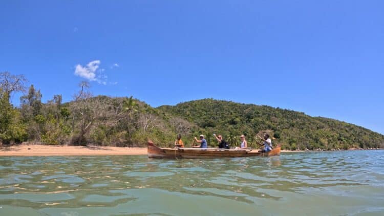 Voyageurs à bord d’une pirogue traditionnelle le long des côtes de Madagascar.