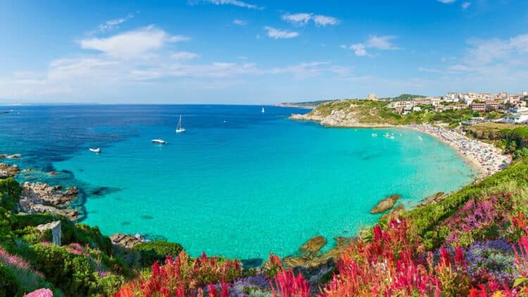 Plage aux eaux turquoise et sable blanc en Sardaigne.