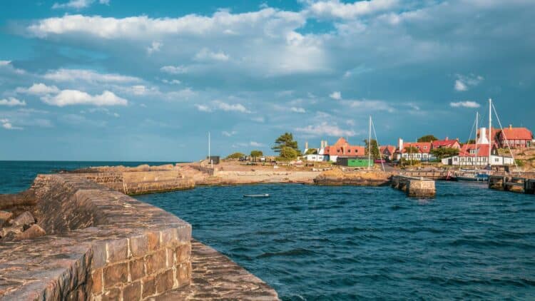 Petit port et maisons typiques de l’île de Bornholm au Danemark.