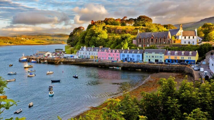 Port de l'île de Skye avec maisons colorées au bord de l'eau.