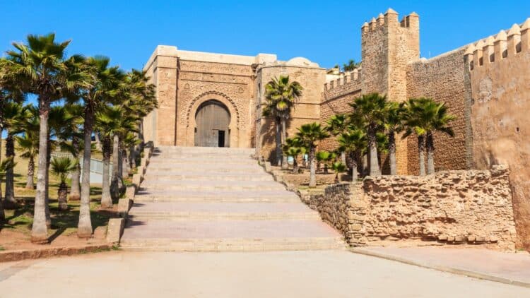 Porte monumentale et remparts historiques à Rabat.
