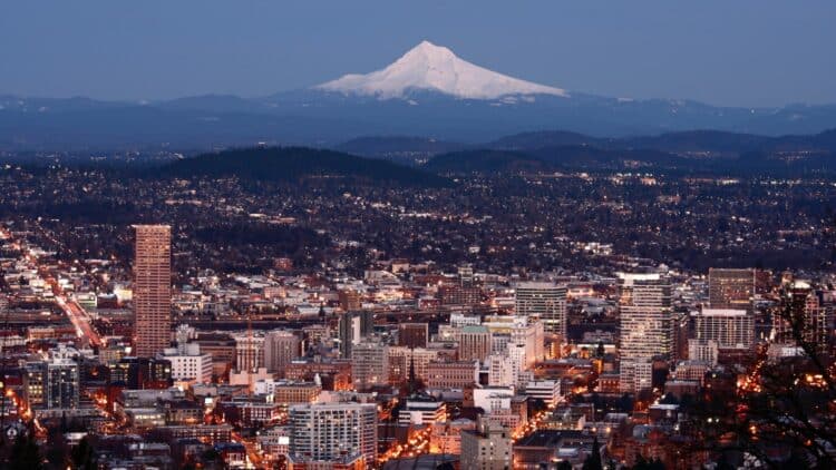 Vue de Portland avec le mont Hood enneigé dominant l’horizon au loin.