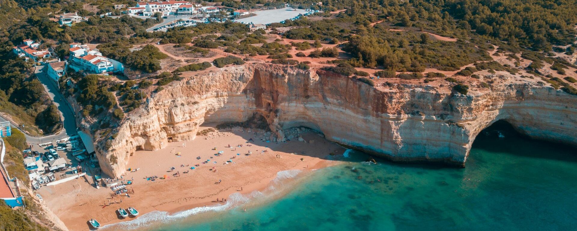 Vue aérienne de la plage de Benagil et de ses falaises dans l'Algarve au Portugal.