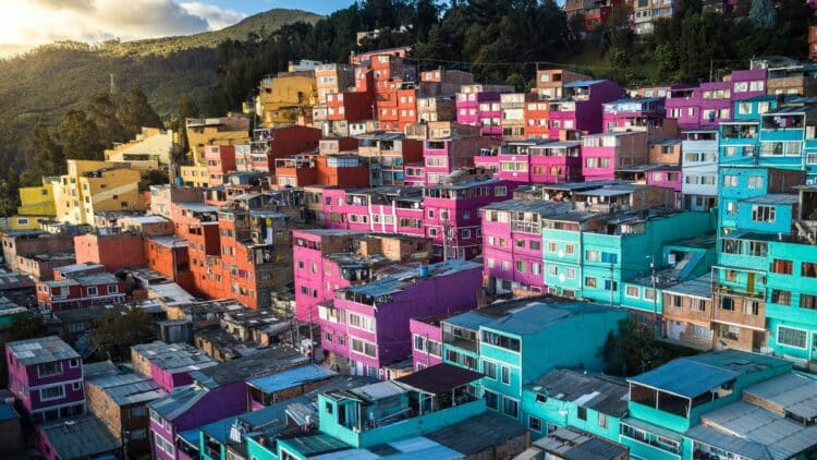 Maisons colorées sur les hauteurs de Bogotá en Colombie.