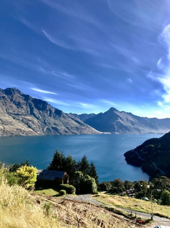 Vue sur le lac et les montagnes de Queenstown en Nouvelle-Zélande.