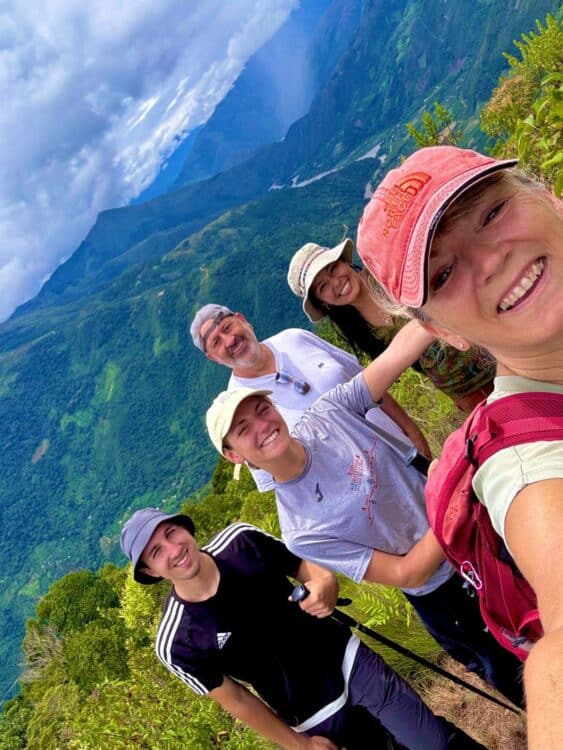 Groupe de voyageurs en randonnée face aux paysages montagneux du Pérou.
