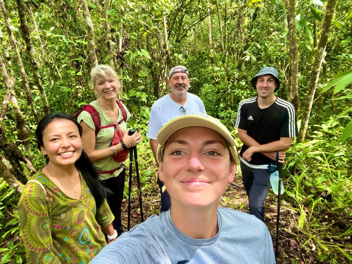 Randonnée guidée en forêt tropicale lors d'un séjour en Amazonie péruvienne