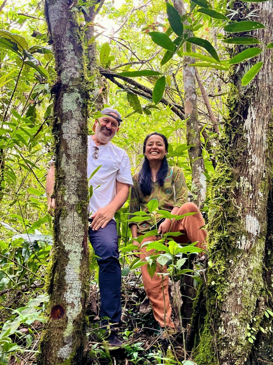 Marycielo accompagnant des voyageurs lors d'une randonnée en forêt tropicale au Pérou
