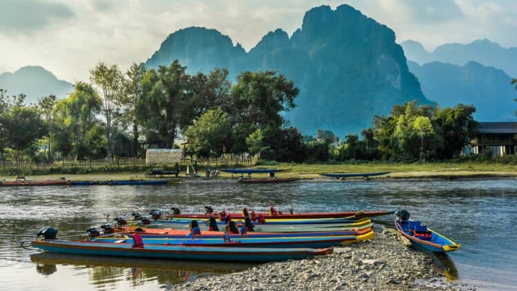 Pirogues traditionnelles sur la rivière Nam Song au Laos.