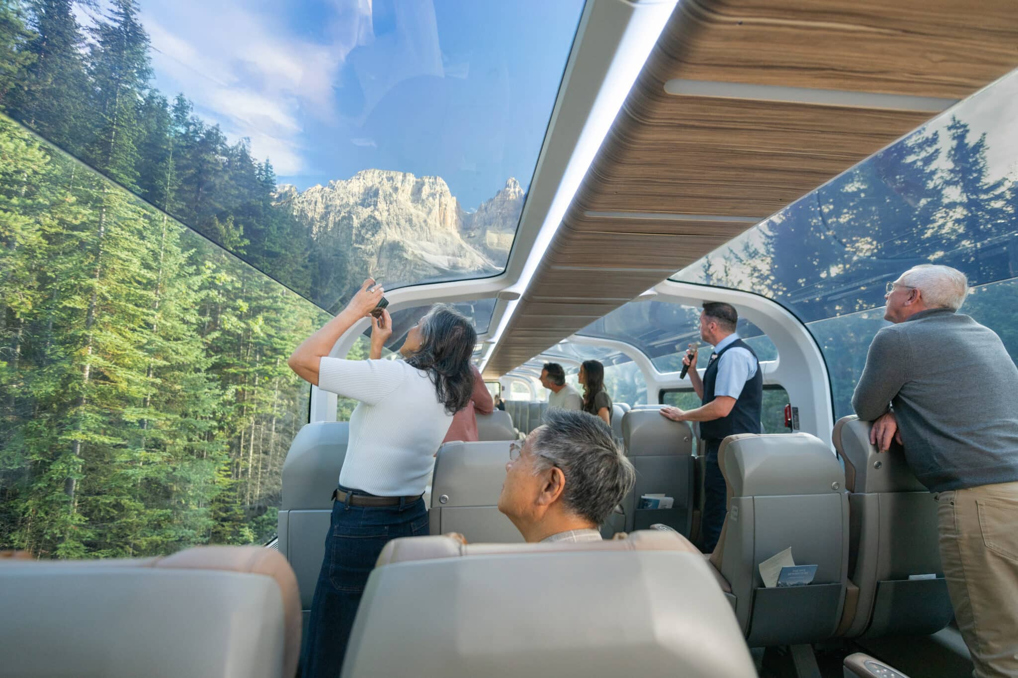 Passagers admirant les Rocheuses canadiennes depuis le wagon panoramique du Rocky Mountaineer