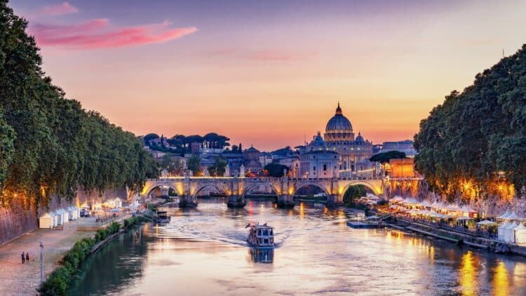Vue sur le Vatican et le fleuve Tibre au coucher du soleil à Rome.