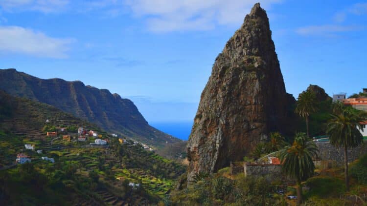 Roque d'Agando dominant les montagnes verdoyantes de La Gomera.