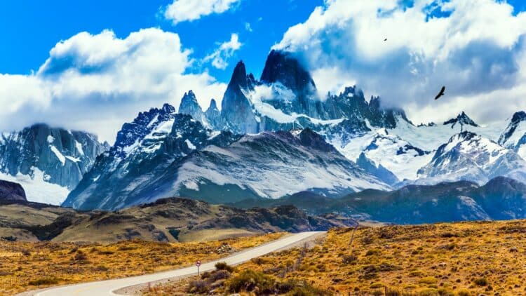 Route traversant la Patagonie avec le massif du Fitz Roy en arrière-plan.