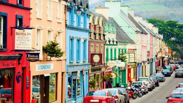Maisons et boutiques aux façades colorées dans le centre de Kenmare, en Irlande.