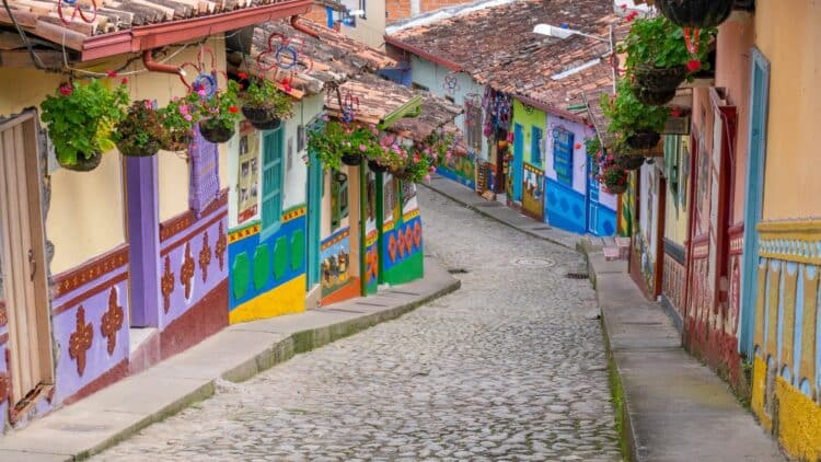 Rue pavée bordée de maisons colorées dans le village de Guatapé.
