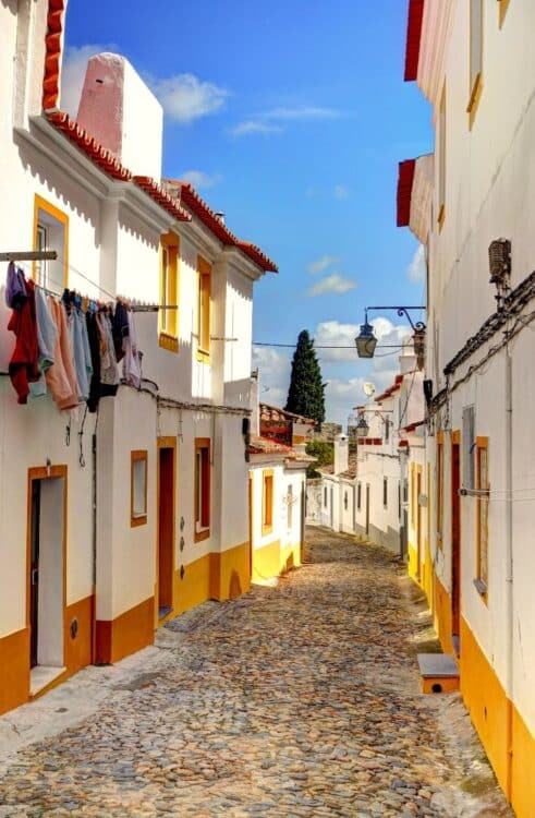Rue pavée du centre historique d'Évora dans la région de l'Alentejo au Portugal.