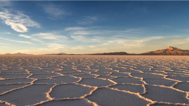 Étendue de sel du Salar d’Uyuni au coucher du soleil en Bolivie.