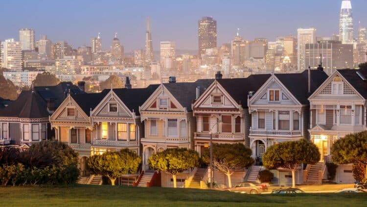 Maisons victoriennes Painted Ladies avec la skyline de San Francisco en arrière-plan.