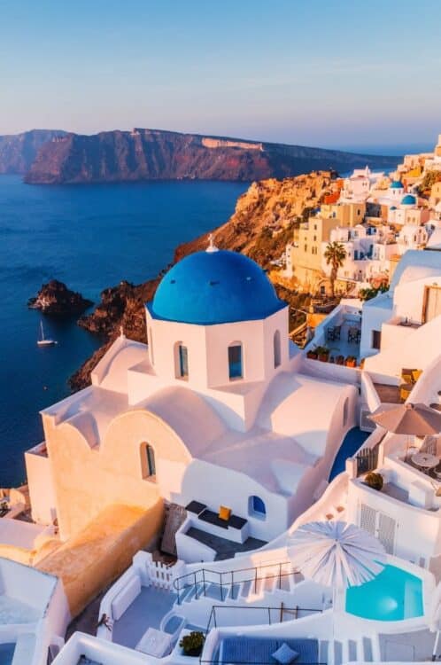 Église à coupole bleue dominant la caldeira de Santorin en Grèce.