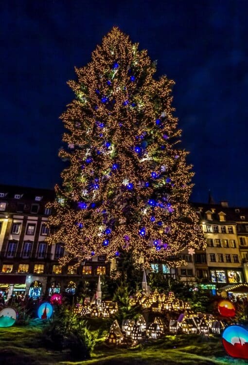 Grand sapin illuminé sur le marché de Noël de Strasbourg, en France.